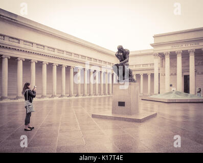 Der Hof der Ehre, mit einer Besetzung von der Statue der Denker von Auguste Rodin in der Legion von Ehre Fine Art Museum in San Francisco. Stockfoto