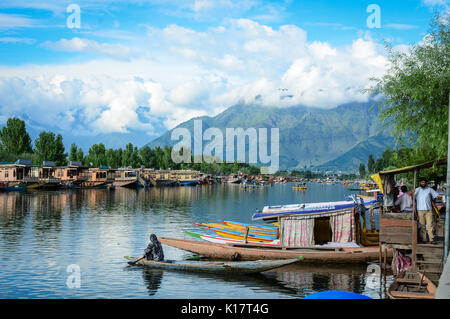 Srinagar, Indien - May 23, 2015. Landschaft von Dal Lake in Srinagar, Indien. Srinagar wohl eine Stadt, verkörpert Romantik und Schönheit ist der Sommer capi Stockfoto