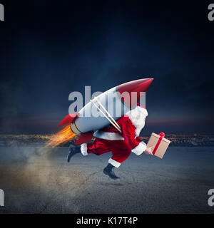 Schnelle Lieferung von Weihnachten Geschenke bereit, mit einer Rakete zu fliegen Stockfoto