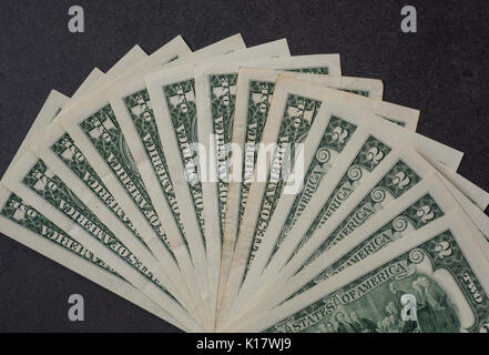 Amerikanische Banknoten (USD) auf dem Boden verstreut. Geschlossen. Stockfoto