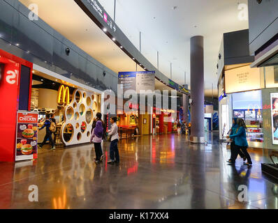 Kuala Lumpur, Malaysia - Dec 16, 2015. Nicht identifizierte Personen in der Abflughalle des internationalen Flughafen Kuala Lumpur 2, KLIA 2. Malaysia Flughafen KLIA 2 ist Stockfoto