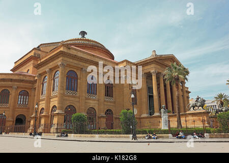 Sizilien, die Altstadt von Palermo, Teatro Massimo, das Opernhaus im Stil des Historismus an der Piazza Verdi und die Büste von Giuseppe Verdi, 9 oder Stockfoto