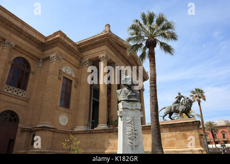 Sizilien, die Altstadt von Palermo, Teatro Massimo, das Opernhaus im Stil des Historismus an der Piazza Verdi und die Büste von Giuseppe Verdi, 9 oder Stockfoto