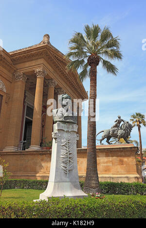 Sizilien, die Altstadt von Palermo, Teatro Massimo, das Opernhaus im Stil des Historismus an der Piazza Verdi und die Büste von Giuseppe Verdi, 9 oder Stockfoto