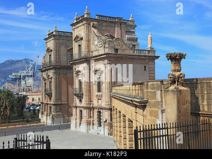 Sizilien, in der Altstadt von Palermo, der historischen Porta Felice in der Nähe des Hafens Stockfoto