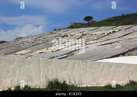 Sizilien, Gibellina Vecchia, Arbeiten des Künstlers Alberto Burri, nach dem Erdbeben in 1968 ein Teil der Ruinen des Dorfes Gibellina unte begraben wurde. Stockfoto