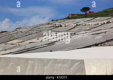 Sizilien, Gibellina Vecchia, Arbeiten des Künstlers Alberto Burri, nach dem Erdbeben in 1968 ein Teil der Ruinen des Dorfes Gibellina unte begraben wurde. Stockfoto