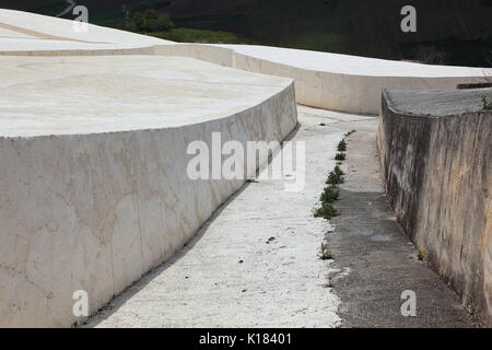 Sizilien, Gibellina Vecchia, Arbeiten des Künstlers Alberto Burri, nach dem Erdbeben in 1968 ein Teil der Ruinen des Dorfes Gibellina unte begraben wurde. Stockfoto