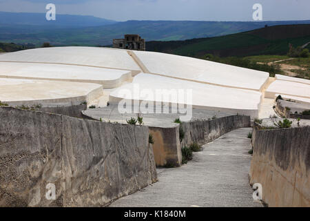 Sizilien, Gibellina Vecchia, Arbeiten des Künstlers Alberto Burri, nach dem Erdbeben in 1968 ein Teil der Ruinen des Dorfes Gibellina unte begraben wurde. Stockfoto