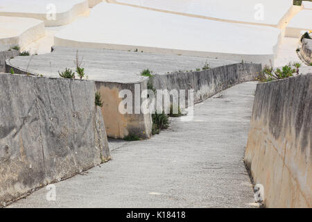 Sizilien, Gibellina Vecchia, Arbeiten des Künstlers Alberto Burri, nach dem Erdbeben in 1968 ein Teil der Ruinen des Dorfes Gibellina unte begraben wurde. Stockfoto