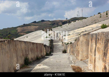 Sizilien, Gibellina Vecchia, Arbeiten des Künstlers Alberto Burri, nach dem Erdbeben in 1968 ein Teil der Ruinen des Dorfes Gibellina unte begraben wurde. Stockfoto
