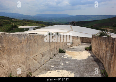 Sizilien, Gibellina Vecchia, Arbeiten des Künstlers Alberto Burri, nach dem Erdbeben in 1968 ein Teil der Ruinen des Dorfes Gibellina unte begraben wurde. Stockfoto