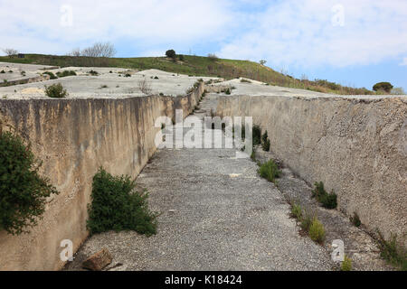 Sizilien, Gibellina Vecchia, Arbeiten des Künstlers Alberto Burri, nach dem Erdbeben in 1968 ein Teil der Ruinen des Dorfes Gibellina unte begraben wurde. Stockfoto