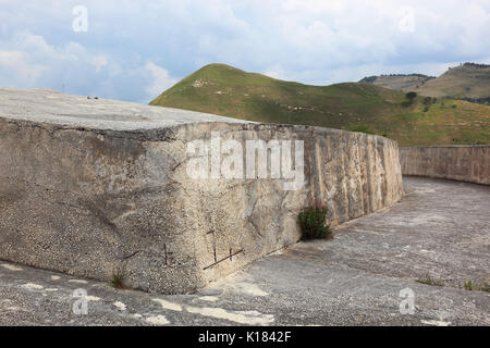 Sizilien, Gibellina Vecchia, Arbeiten des Künstlers Alberto Burri, nach dem Erdbeben in 1968 ein Teil der Ruinen des Dorfes Gibellina unte begraben wurde. Stockfoto