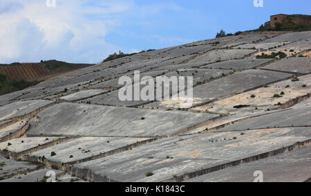 Sizilien, Gibellina Vecchia, Arbeiten des Künstlers Alberto Burri, nach dem Erdbeben in 1968 ein Teil der Ruinen des Dorfes Gibellina unte begraben wurde. Stockfoto