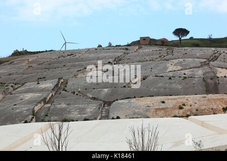 Sizilien, Gibellina Vecchia, Arbeiten des Künstlers Alberto Burri, nach dem Erdbeben in 1968 ein Teil der Ruinen des Dorfes Gibellina unte begraben wurde. Stockfoto