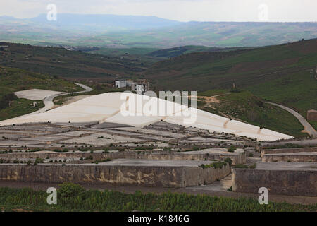 Sizilien, Gibellina Vecchia, Arbeiten des Künstlers Alberto Burri, nach dem Erdbeben in 1968 ein Teil der Ruinen des Dorfes Gibellina unte begraben wurde. Stockfoto