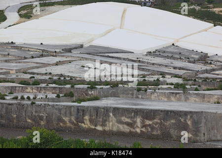 Sizilien, Gibellina Vecchia, Arbeiten des Künstlers Alberto Burri, nach dem Erdbeben in 1968 ein Teil der Ruinen des Dorfes Gibellina unte begraben wurde. Stockfoto
