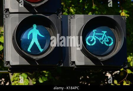 Rote Warnlampe Stop Schild auf fußgängerüberweg Leeds vereinigtes königreich Stockfoto