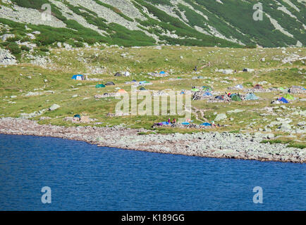 Berg camping Zelte in der Nähe der Gletscher Bucura See in Retezat, Rumänien Stockfoto