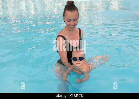 Frau Lehre baby zum Schwimmen im Pool Stockfoto