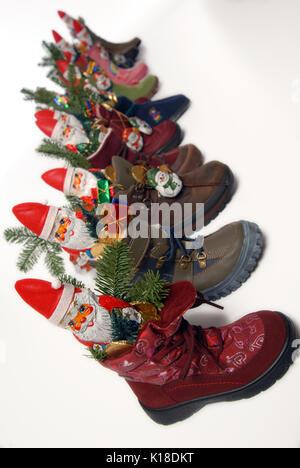 Schuhe mit Geschenken und Süßigkeiten Stockfoto