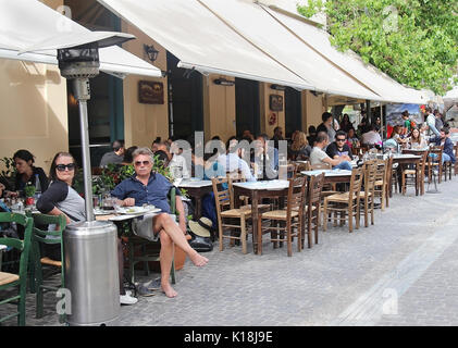 Athen, Griechenland - Mai 02; Lokale Cafe, wo Griechen und Touristen, sind lokale griechischen Kaffee in Athen, Griechenland - Mai 02, 2015; populäre Coffee Shop in Stockfoto