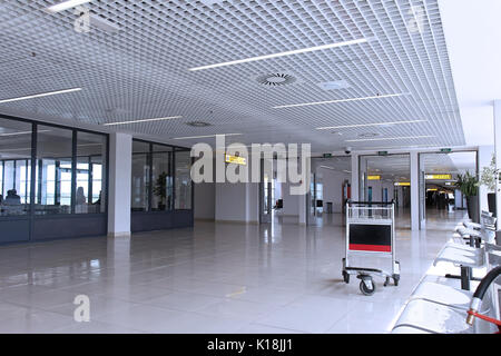 Leeren Flughafen Gebäude inneren Flur mit Glaswänden Stockfoto