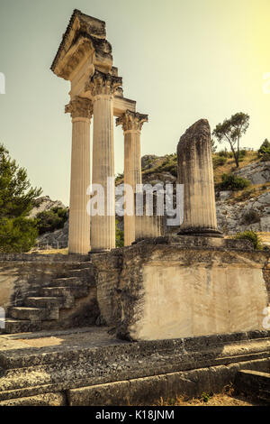 Wieder Spalten der korinthische Tempel im ersten Forum Romanum von Glanum in der Nähe von Saint-Rémy-de-Provence (Frankreich). Als vintage Foto bearbeitet. Stockfoto