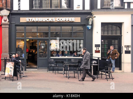 LONDON, Großbritannien - 24 März: Starbucks Coffee Shop im Carnaby Street mit Menschen Getränke in London, Großbritannien, 24. März 2016; Starbucks ist ein Am Stockfoto