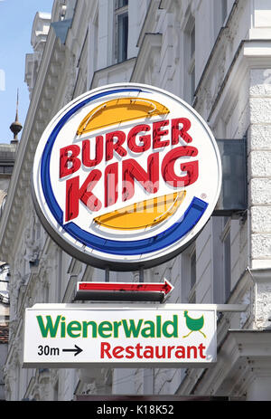 Wien, Österreich - 12. Juli; Burger King street sign auf der Fassade Wand zeigen fast food Restaurant in Wien, Österreich - 12. Juli 2015 in der Nähe ist: Burger Stockfoto