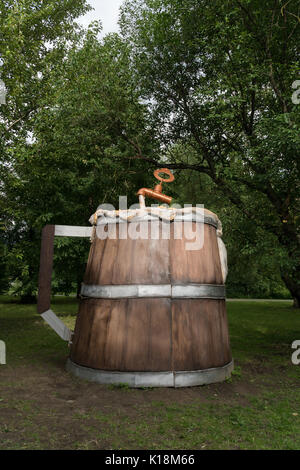 Einem riesigen hölzernen Bierkrug im Stadtpark. Stockfoto