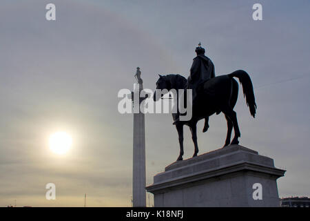 Trafalgar Square, König George IV und Nelson's Column Stockfoto