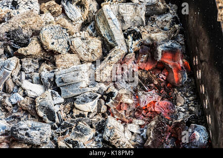 In der brazier schwelen Rot Rot - heiße Holzkohle Stockfoto