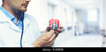 Kardiologie Herz Care Concept - kardiologe mit Stethoskop im Krankenhaus Flur Stockfoto