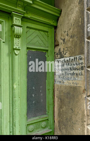 Haus Eingang mit alten Schriftzug, Görlitz, Deutschland Stockfoto