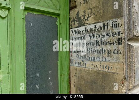 Haus Eingang mit alten Schriftzug, Görlitz, Deutschland Stockfoto