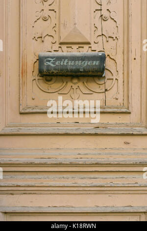 Tür mit Letter Box, Görlitz, Deutschland Stockfoto