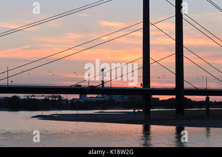 Rheinkniebrücke, Düsseldorf, Deutschland Stockfoto