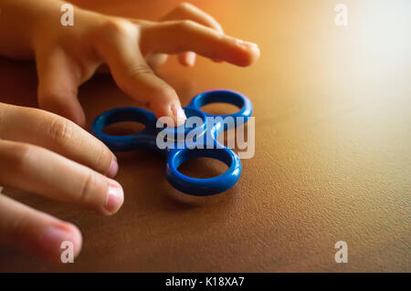 Leistungsstarke Spinner, Twister für Hände Unterhaltung rotierende Spielzeug. die Hände des Kindes spinner Twist. Mit Platz für Ihren Text Stockfoto