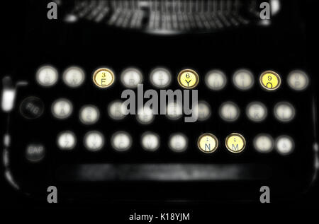 Ein Schwarz/Weiß vintage Schreibmaschine verschwommen mit vier Tasten mit den Buchstaben M, O, N, E, Y im Fokus mit ihre ursprüngliche Farbe. Stockfoto