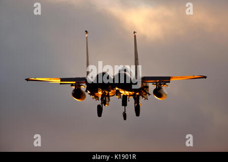 McDonnell Douglas Boeing F-15E Strike Eagle Landing an RAF Lakenheath in Suffolk bei Sonnenuntergang Stockfoto