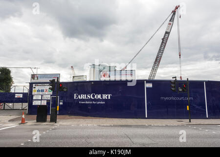 Die Tore am Eingang zum ehemaligen Earls Court Exhibition Centre sind jetzt Teil von Sir Terry Farrells Earls Court Masterplan-Umbau Stockfoto