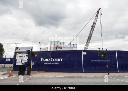 Tore am Eingang zum ehemaligen Messegelände Earls Court jetzt Teil von Sir Terry Farrell's Earls Court Masterplan Entwicklung Stockfoto