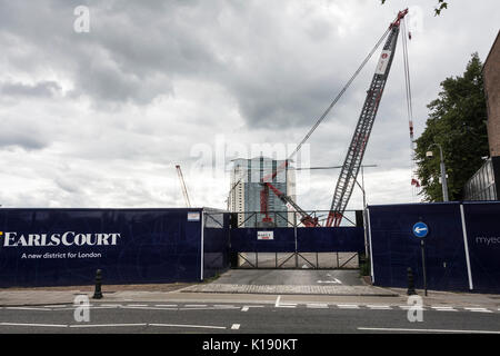 Tore am Eingang zum ehemaligen Messegelände Earls Court jetzt Teil von Sir Terry Farrell's Earls Court Masterplan Entwicklung Stockfoto