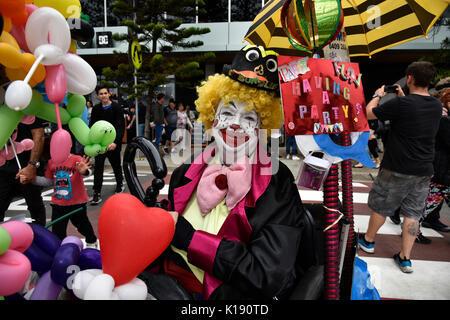 Clown am Cooly Felsen auf retro Festival in Coolangatta auf tge Gold Coast in Queensland, Australien Stockfoto