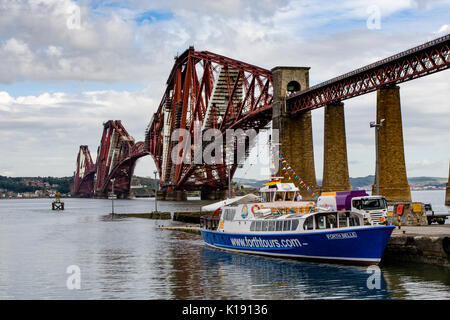 Die berühmte Forth Rail Brücke gesehen von der South Queensferry Promenade mit Maid der vierten Fähre mit Passagieren für inchcolm Stockfoto