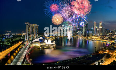 Luftaufnahme von Feuerwerk Feier über der Marina Bay in Singapur. Neujahr 2018 oder nationalen Tag Feier in Singapur. Asien Stockfoto