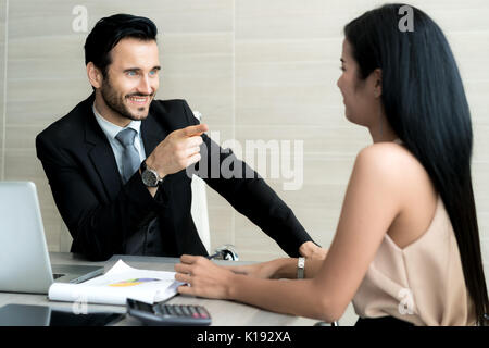 Junge Unternehmer Boss im Gespräch mit Mitarbeiter, Mitarbeiter, Unternehmer diskutieren mit Partner und habe eine Frage, die sich für Treffen unterzuordnen. Stockfoto