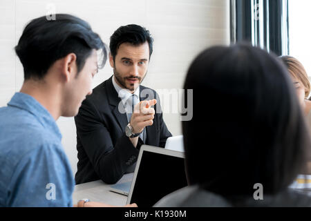 Junge Unternehmer Boss im Gespräch mit Mitarbeiter, Mitarbeiter, Unternehmer diskutieren mit Partner und habe eine Frage, die sich für Treffen unterzuordnen. Stockfoto